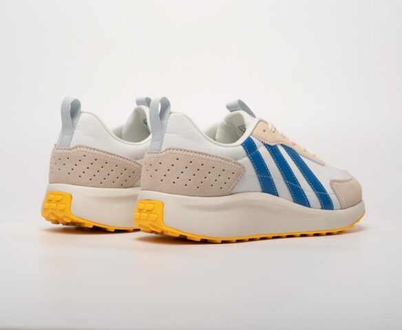 Adidas Futro Lite белые. Вид 4